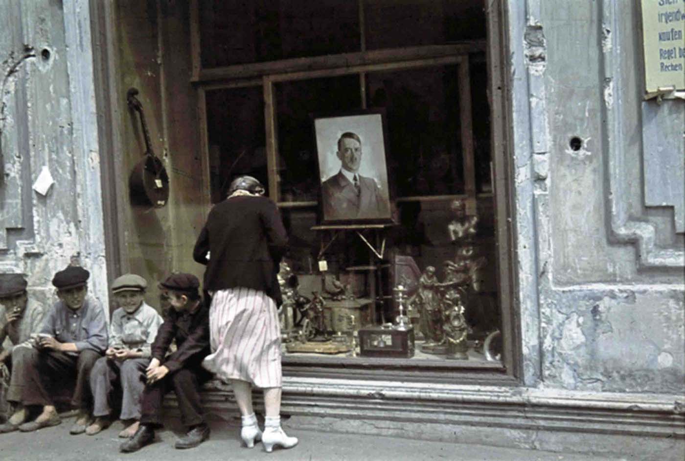דיוקנו של היטלר בפח חנות בחארקיב הכבושה, 1941 ((צילום: Johannes Hähle / Hamburger Institut für Sozialforschung)